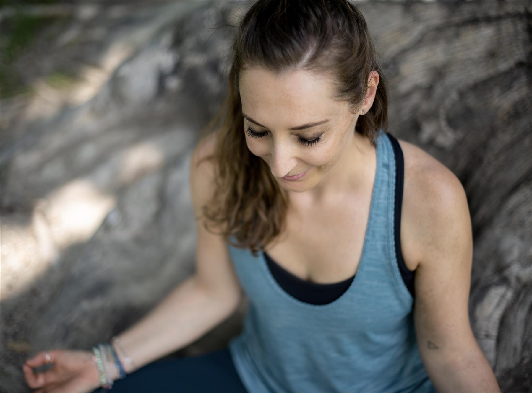 Kirsten in einer ruhigen sitzenden Meditationshaltung
